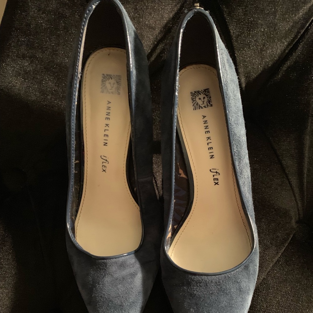 Anne Klein suede pumps